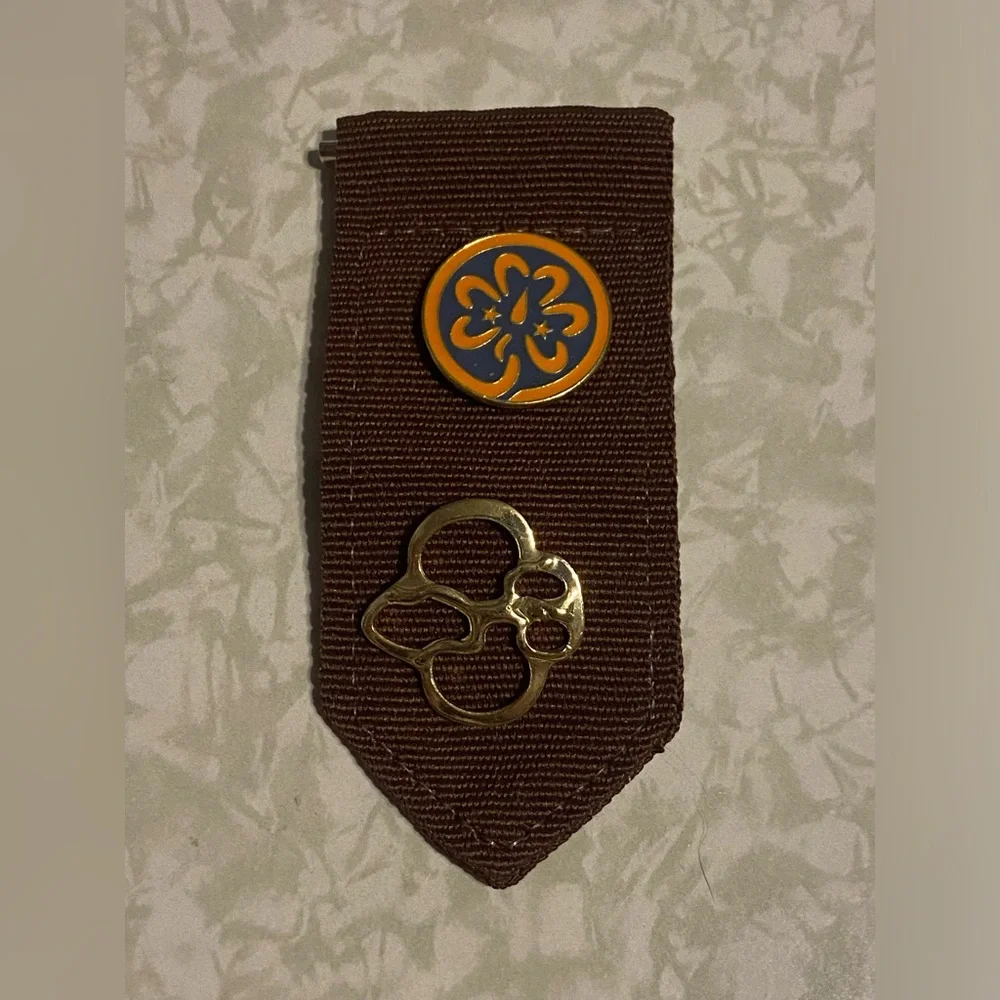 Vintage Girl Scout Brownie Pin Badge #7478